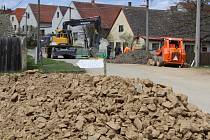 Hned na příjezdu do Třeštice od Telče vítá řidiče zákaz vjezdu. V obci se buduje kanalizace.