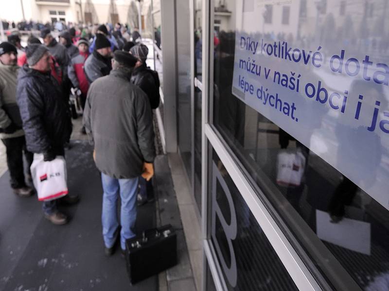 Dlouhá fronta. Přijímání žádostí v první vlně takzvaných kotlíkových dotací provázely před rokem na krajském hejtmanství v Jihlavě dlouhé fronty žadatelů. 