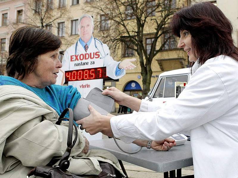 Lékaři: Přidejte nám peníze a uberte práci. Nebo půjdeme