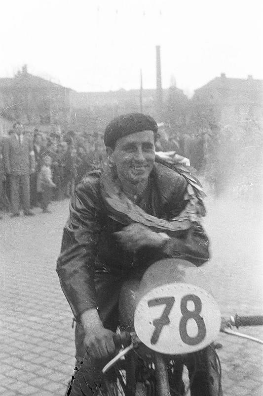 Motocyklový závod v krajské Jihlavě v roce 1954. V něm se představily ty největší hvězdy českého motocyklového sportu.