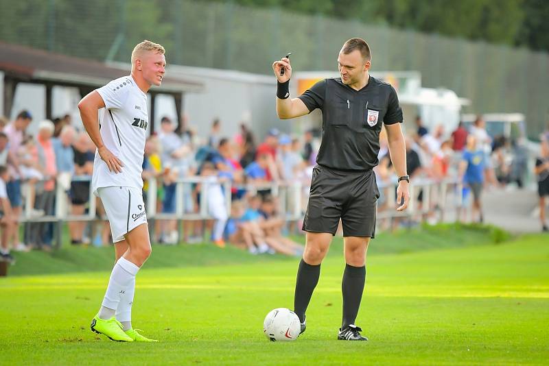 Ve středečním utkání prvního kola MOL Cupu zvítězili fotbalisté Jihlavy (ve žlutých dresech) na stadionu divizního Žďáru nad Sázavou (v bílém) 4:2.