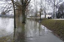 Tání sněhu v předjaří není legrace, takhle se dokázala v minulosti rozzlobit řeka Sázava.