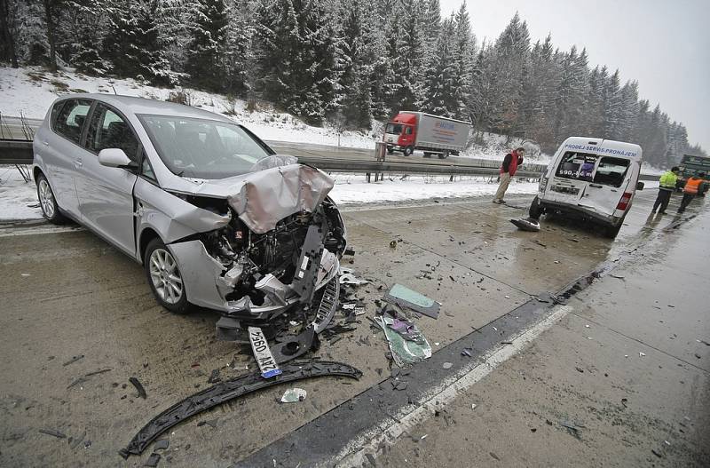 Hromadná nehoda 14 vozidel na 127. km dálnice D1.