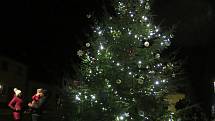 V Kamenici u Jihlavy rozsvítili vánoční strom. Předcházely tomu dětské dílničky a adventní jarmark.