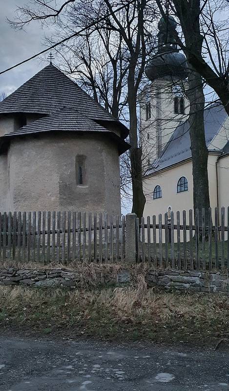 Kostel svatého Václava s kaplí, dominanta Stonařova.