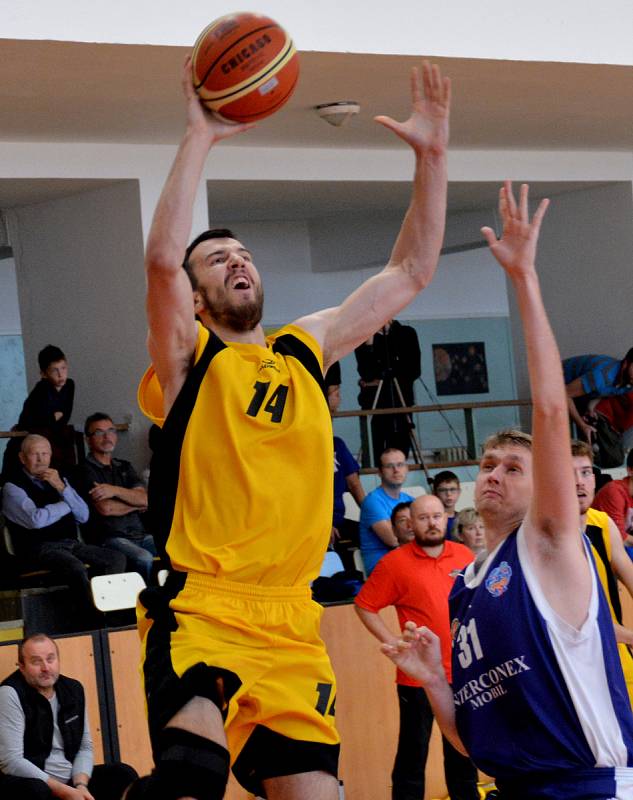 Jihlavští basketbalisté (ve žlutém) zvládli duel s Plzní na výbornou, radují se z výhry o 26 bodů.