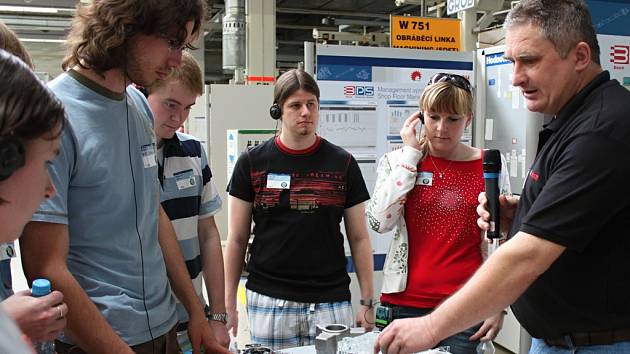 Akce High-Ttech Day se účastnili studenti vysokých škol technického zaměření z celé České republiky. Studenti při prohlídce výroby a prezentaci moderních dieselových technologií firmy Bosch.