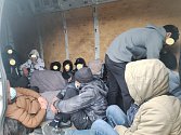 Syřany převážel v dodávce sedmadvacetiletý Maďar. Foto: poskytla PČR