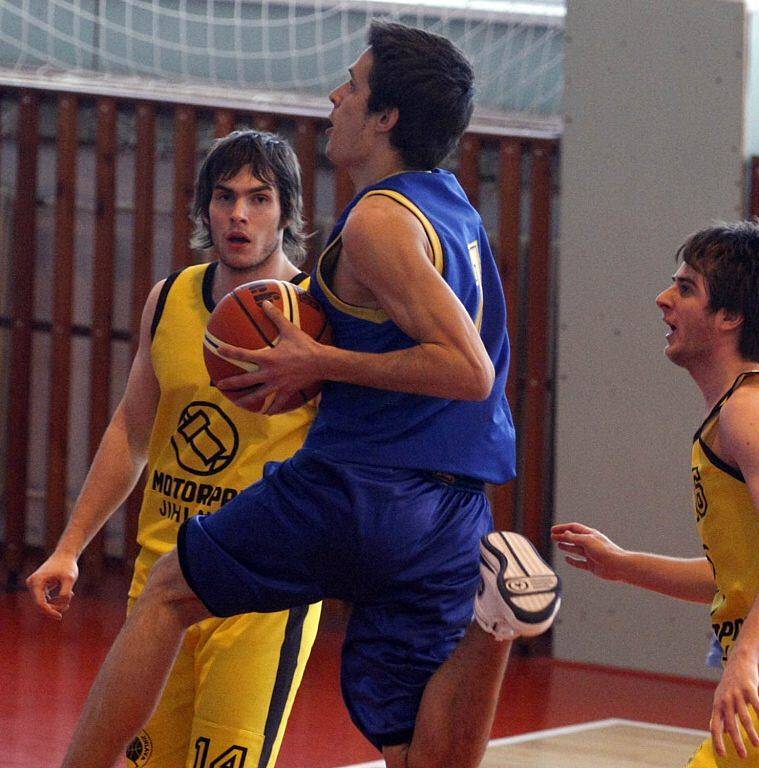 Jihlavští basketbalisté (ve žlutém) doma na mladíky ze Zlína nestačili.