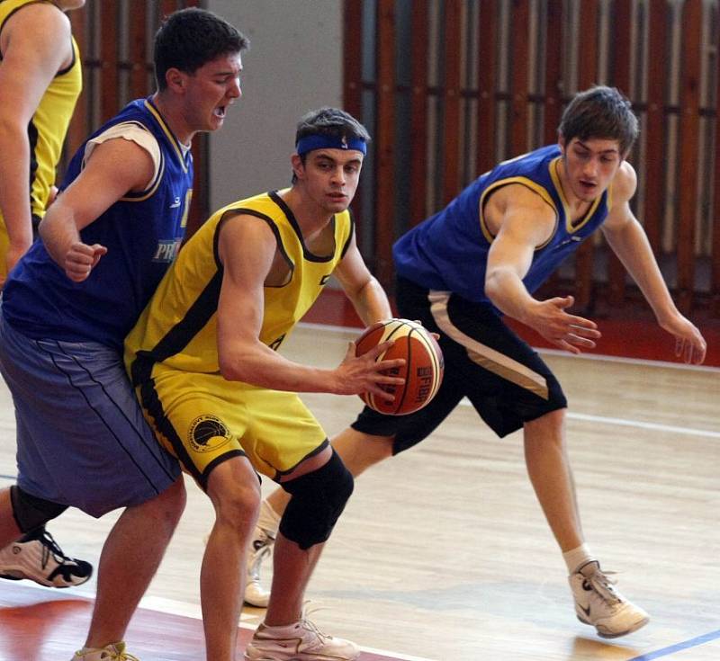 Jihlavští basketbalisté (ve žlutém) doma na mladíky ze Zlína nestačili.