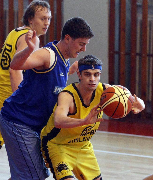 Jihlavští basketbalisté (ve žlutém) doma na mladíky ze Zlína nestačili.