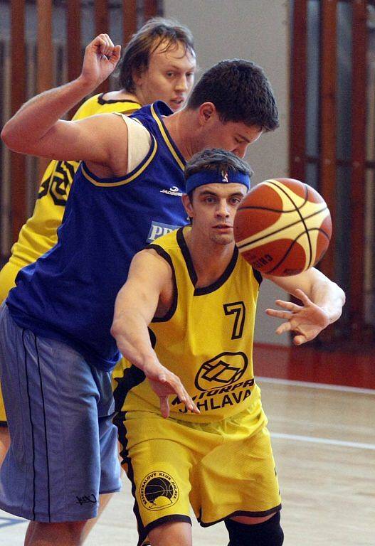 Jihlavští basketbalisté (ve žlutém) doma na mladíky ze Zlína nestačili.