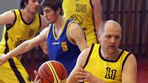 Jihlavští basketbalisté (ve žlutém) doma na mladíky ze Zlína nestačili.