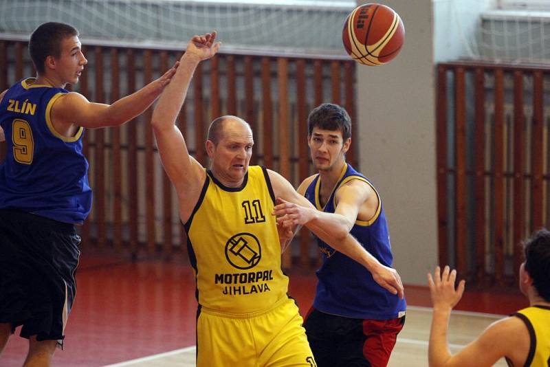 Jihlavští basketbalisté (ve žlutém) doma na mladíky ze Zlína nestačili.