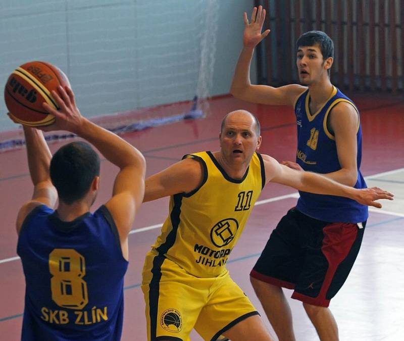 Jihlavští basketbalisté (ve žlutém) doma na mladíky ze Zlína nestačili.