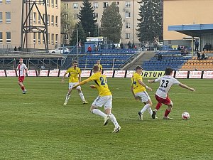 Fotbalisté Jihlavy (ve žlutém) remizovali s Kroměříží 0:0.
