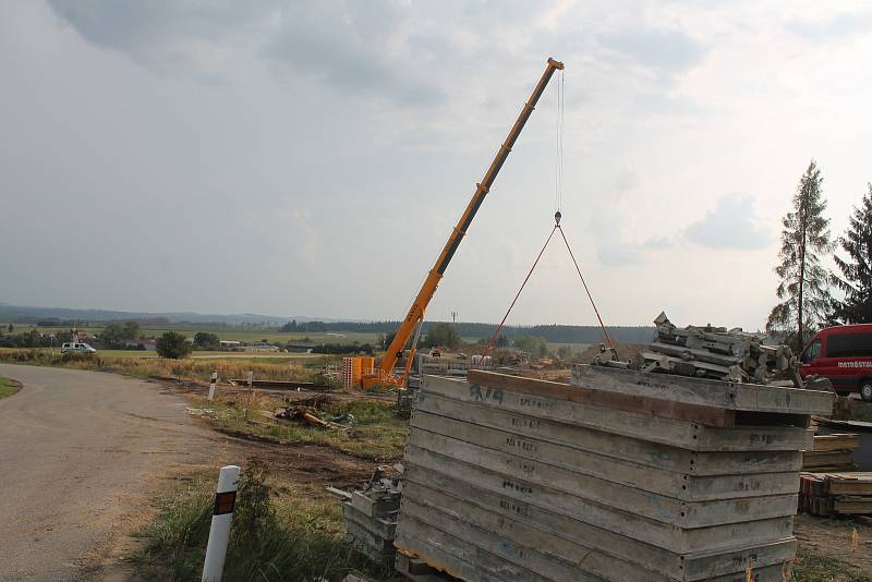 V sobotním podvečeru byly v plném proudu přípravné práce. Foto: Deník/