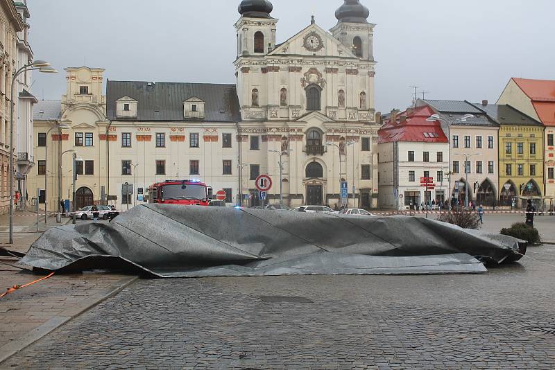 Pád střechy Muzea Vysočiny se naštěstí odešel bez zranění.