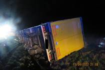 Řidič tahače s návěsem boural na dálnici D1 na Vysočině.