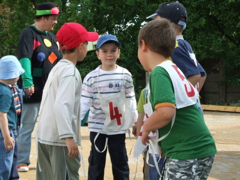 Kluci a holky například mezi sebou soutěžili v tanečních disciplínách.