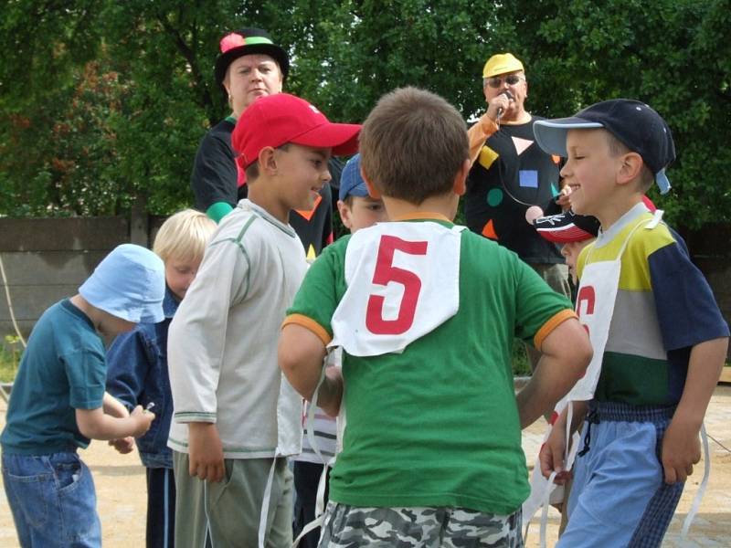 Kluci a holky například mezi sebou soutěžili v tanečních disciplínách.