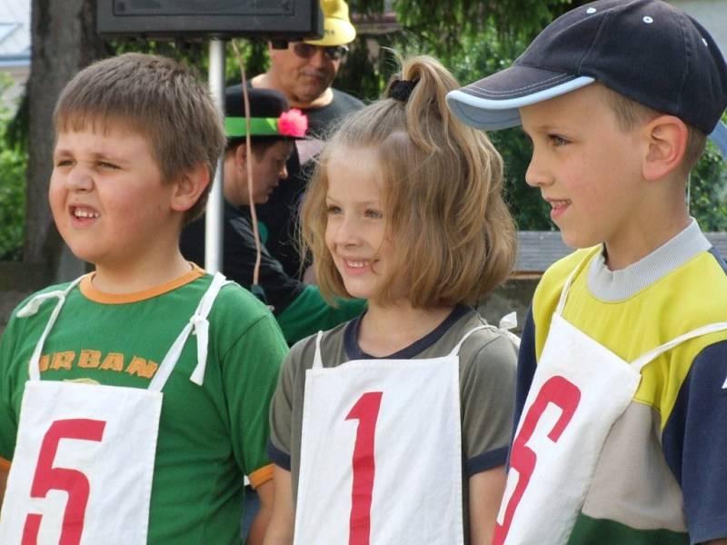 Kluci a holky například mezi sebou soutěžili v tanečních disciplínách.