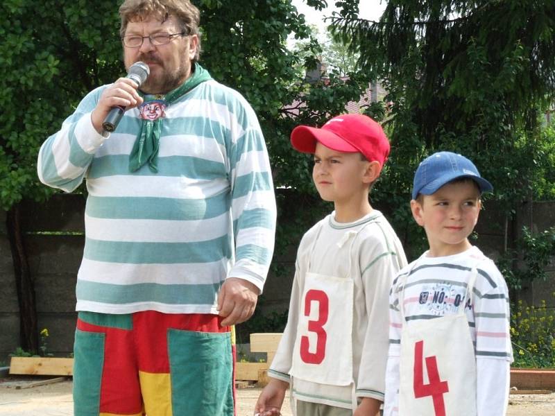 Kluci a holky například mezi sebou soutěžili v tanečních disciplínách.