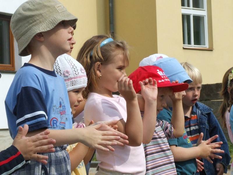 Kluci a holky například mezi sebou soutěžili v tanečních disciplínách.