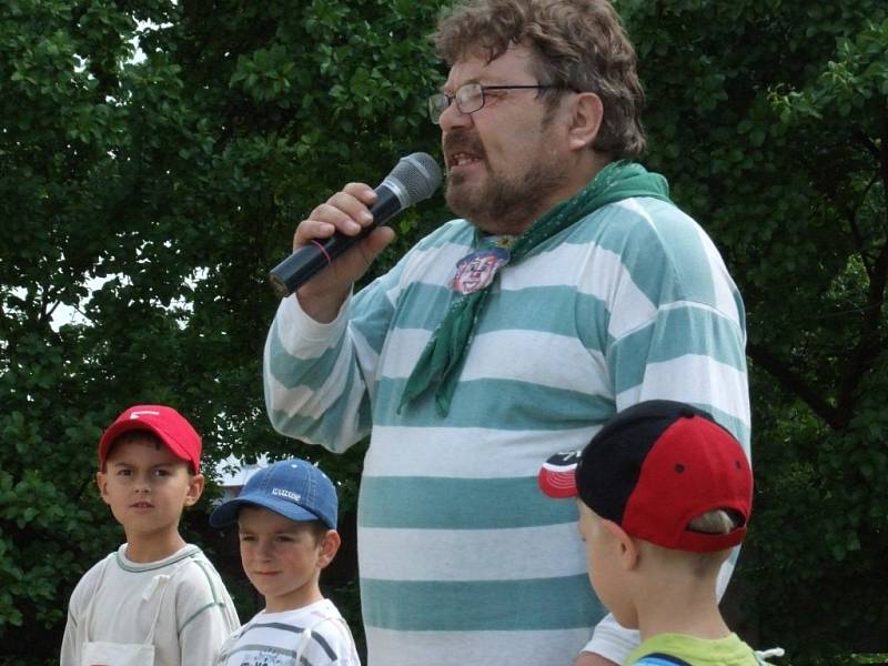 Kluci a holky například mezi sebou soutěžili v tanečních disciplínách.