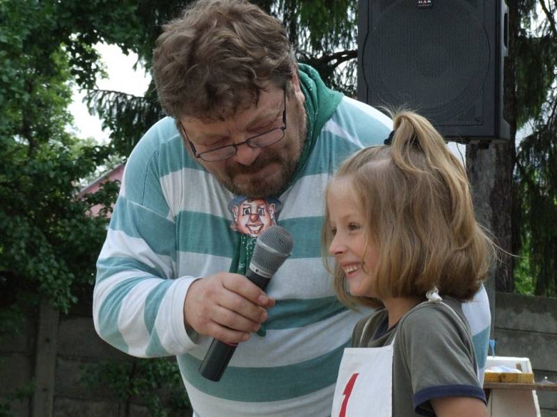 Kluci a holky například mezi sebou soutěžili v tanečních disciplínách.