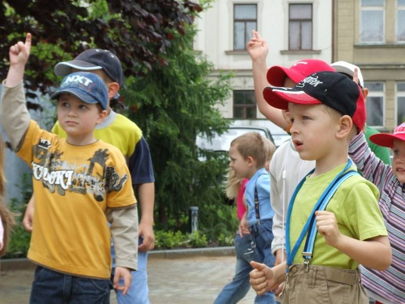 Kluci a holky například mezi sebou soutěžili v tanečních disciplínách.