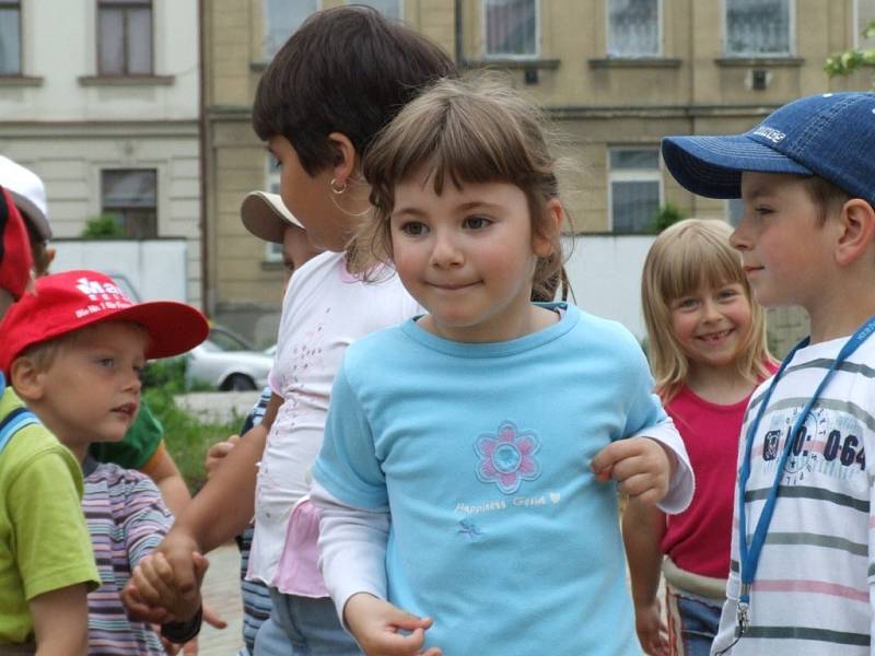 Kluci a holky například mezi sebou soutěžili v tanečních disciplínách.