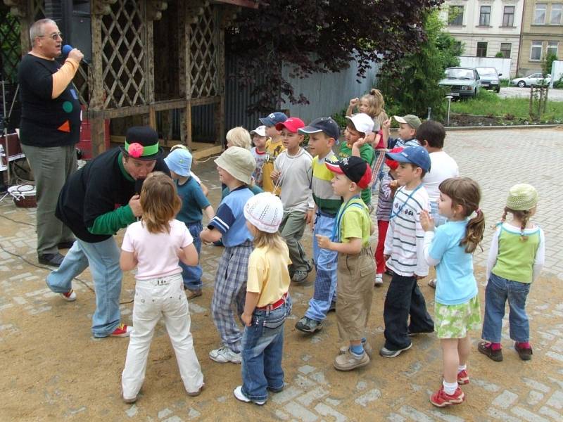 Kluci a holky například mezi sebou soutěžili v tanečních disciplínách.