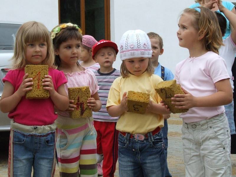 Kluci a holky například mezi sebou soutěžili v tanečních disciplínách.