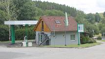 V Lukách je i benzinová stanice, kde je možné natankovat 24 hodin denně.