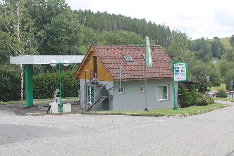 V Lukách je i benzinová stanice, kde je možné natankovat 24 hodin denně.