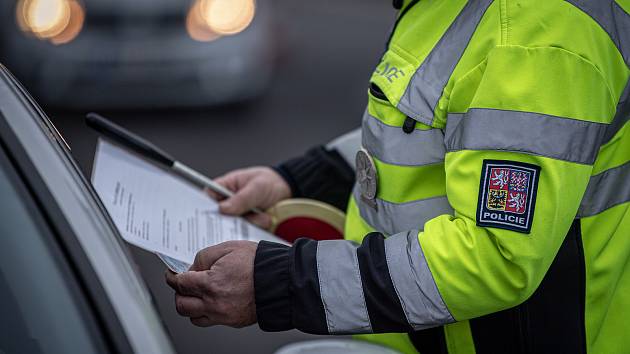 SLEDUJEME: úderem půlnoci se uzavřely okresy Vysočiny, hranice hlídají policisté