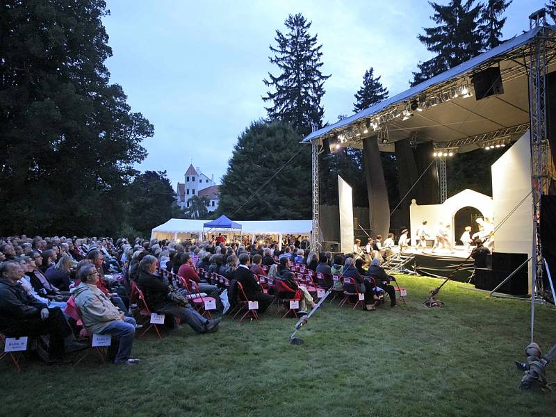 Zámecký park v Telči ovládl v sobotu večer open-air festival s názvem Klasika pod hvězdami. 