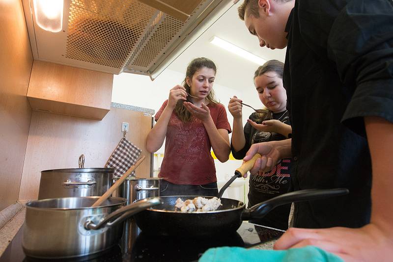 Dva týmy deváťáků a jeden tým telčských seniorů se utkali v kuchařské soutěži na Základní škole Masarykova v Telči.