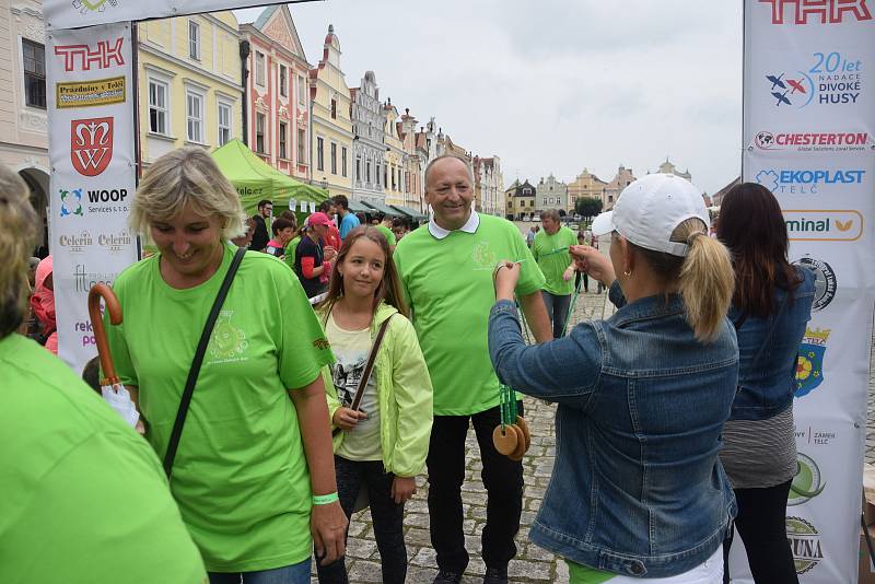 Sdružení Sdílení  pořádalo benefiční běh, aby mohlo vybrat peníze na koupi auta pro lékaře a zdravotní sestřičky domácí hospicové péče. I přes déšť měla akce velký úspěch, památeční trička byla za hodinu vyprodaná.