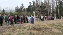 Na Velký pátek prošlo procesí, které čítalo asi šedesát lidí, obnovenou Kalvárií ve Stonařově.