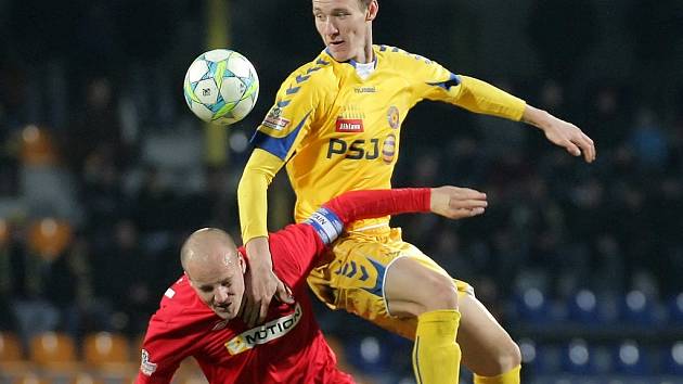 Loňské utkání Jihlavy s Brnem (na snímku Pavel Mezlík a Arnold Šimonek) vyhráli domácí 2:0. Podobný výsledek by znamenal ligovou definitivu pro Vysočinu.