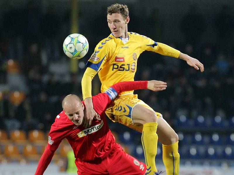 Loňské utkání Jihlavy s Brnem (na snímku Pavel Mezlík a Arnold Šimonek) vyhráli domácí 2:0. Podobný výsledek by znamenal ligovou definitivu pro Vysočinu.