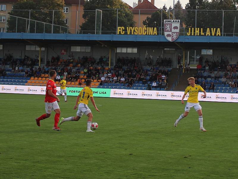 V utkání devátého kola druhé ligy proti Zbrojovce Brno nastoupil Jaroslav Peřina (ve žlutém dresu s číslem 11) po téměř čtyřech měsících znovu v základní sestavě FC Vysočina.