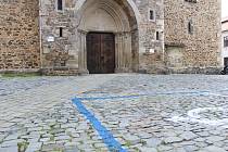 Velmi neestetické jsou modré čáry na dlažbě v okolí kostela svatého Jakuba Většího.