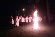 Na začátku velikonoční vigilie byl posvěcen velikonoční oheň kteý poté zapálil Paškál.