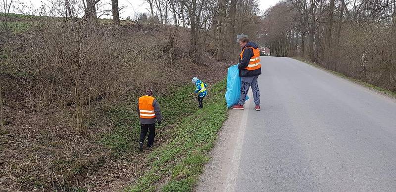 V různých koutech Jihlavska vysbírali lidé kolem silnic a cest několik desítek či stovek pytlů s odpadky.