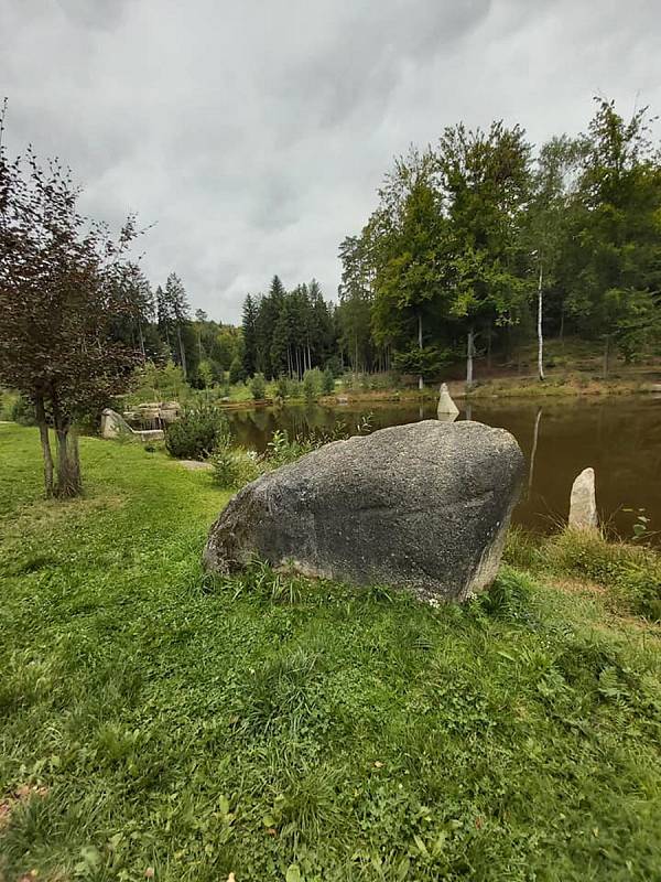 Rozhledna u Jakuba poblíž Valtínova v České Kanadě nabízí návštěvníkům také vycházku k zajímavé kaskádě rybníků zakončenou u skalního útvaru nazvaného Ďáblova prdel.