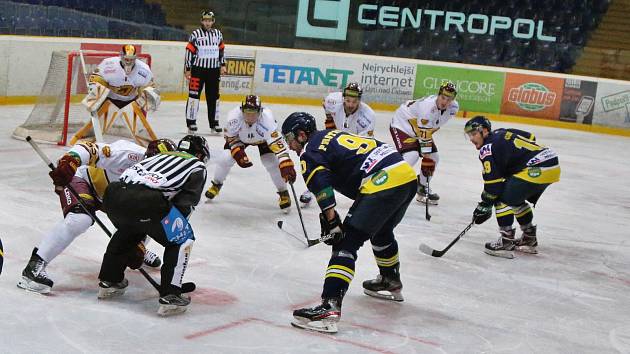 Jihlavským hokejistům (v bílém) se herně příliš duel s Kadaní nepovedl. Alespoň třemi body mohli uchlácholit své trenéry.