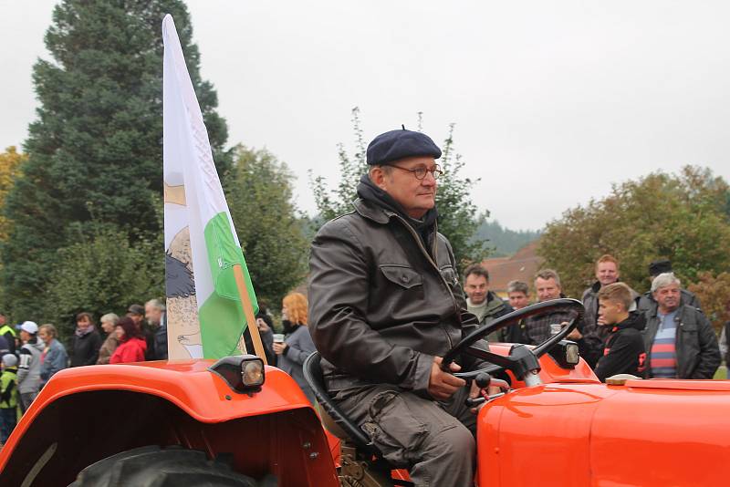 Kousky z padesátých let, ale i moderní traktory z nového tisíciletí. Taková byla spanilá jízda Zetorů v neděli odpoledne na třeštické návsi.